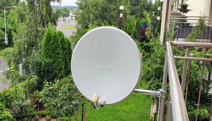 montaż anteny satelitarnej na balkonie wysięgnik